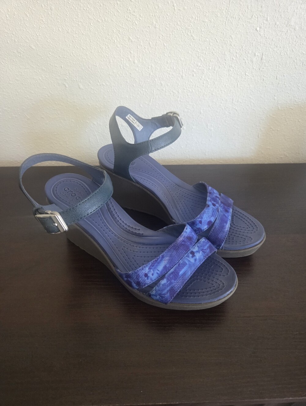 Crocs Leigh II Ankle Strap Wedge Sandal Women's Sz 7 Nautical Navy/Walnut 202516